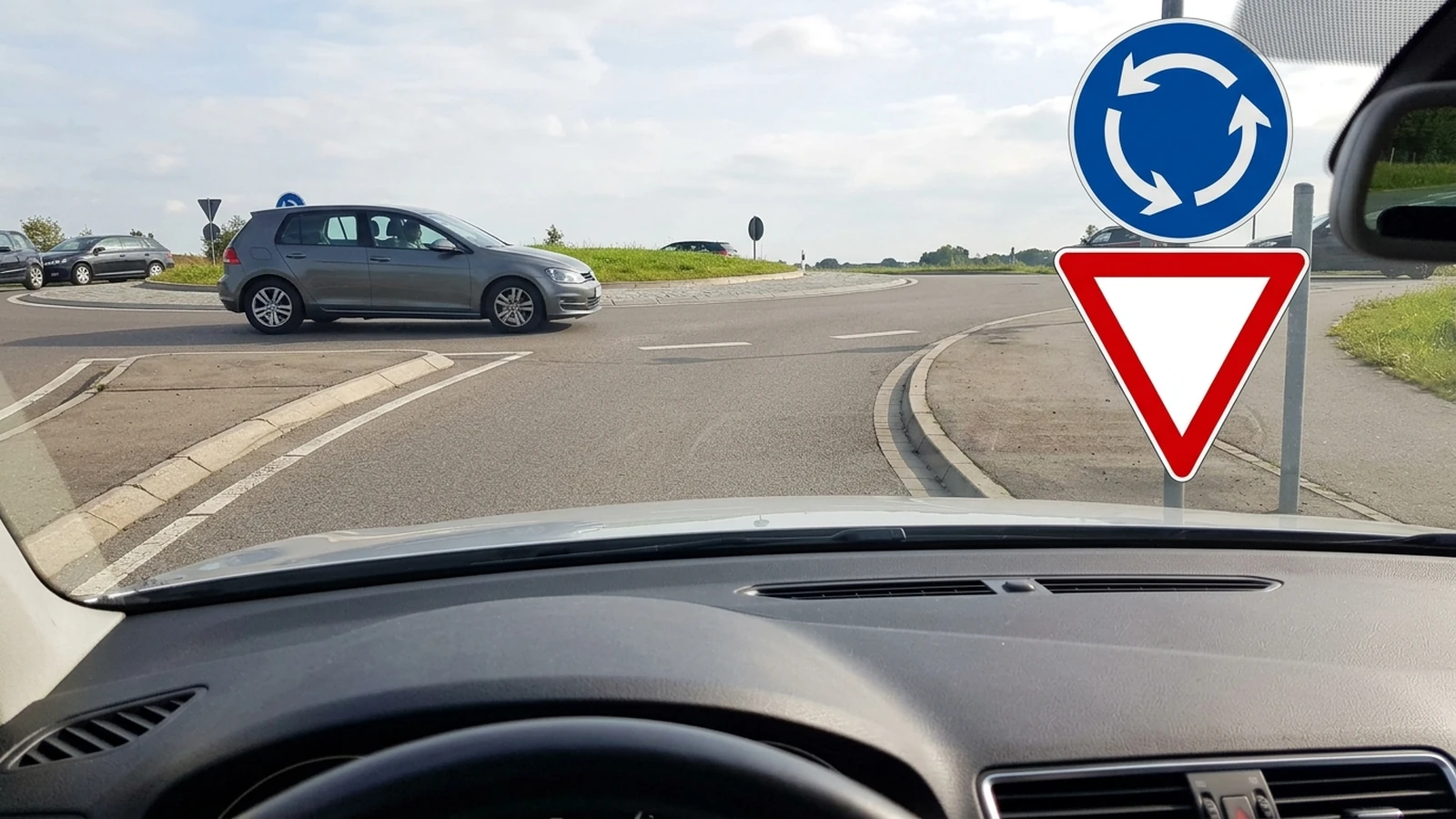 Einfahrt in beschilderten Kreisverkehr