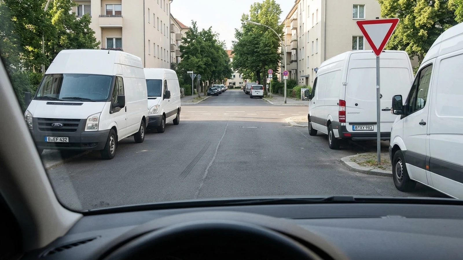 Sicht durch parkende Fahrzeuge verdeckt