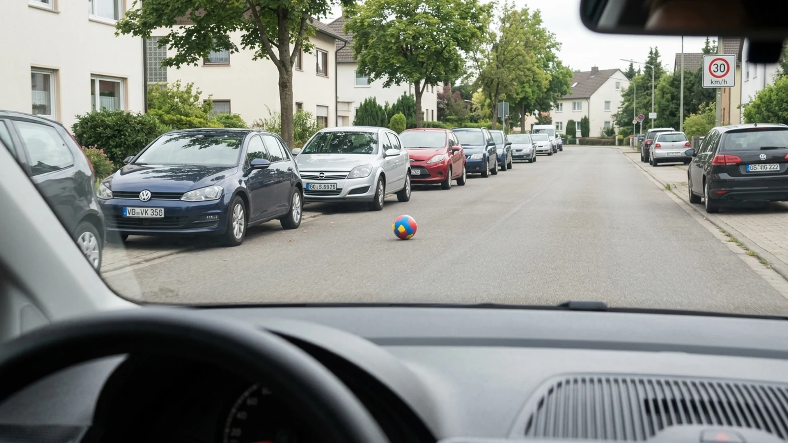 Ball am Straßenrand