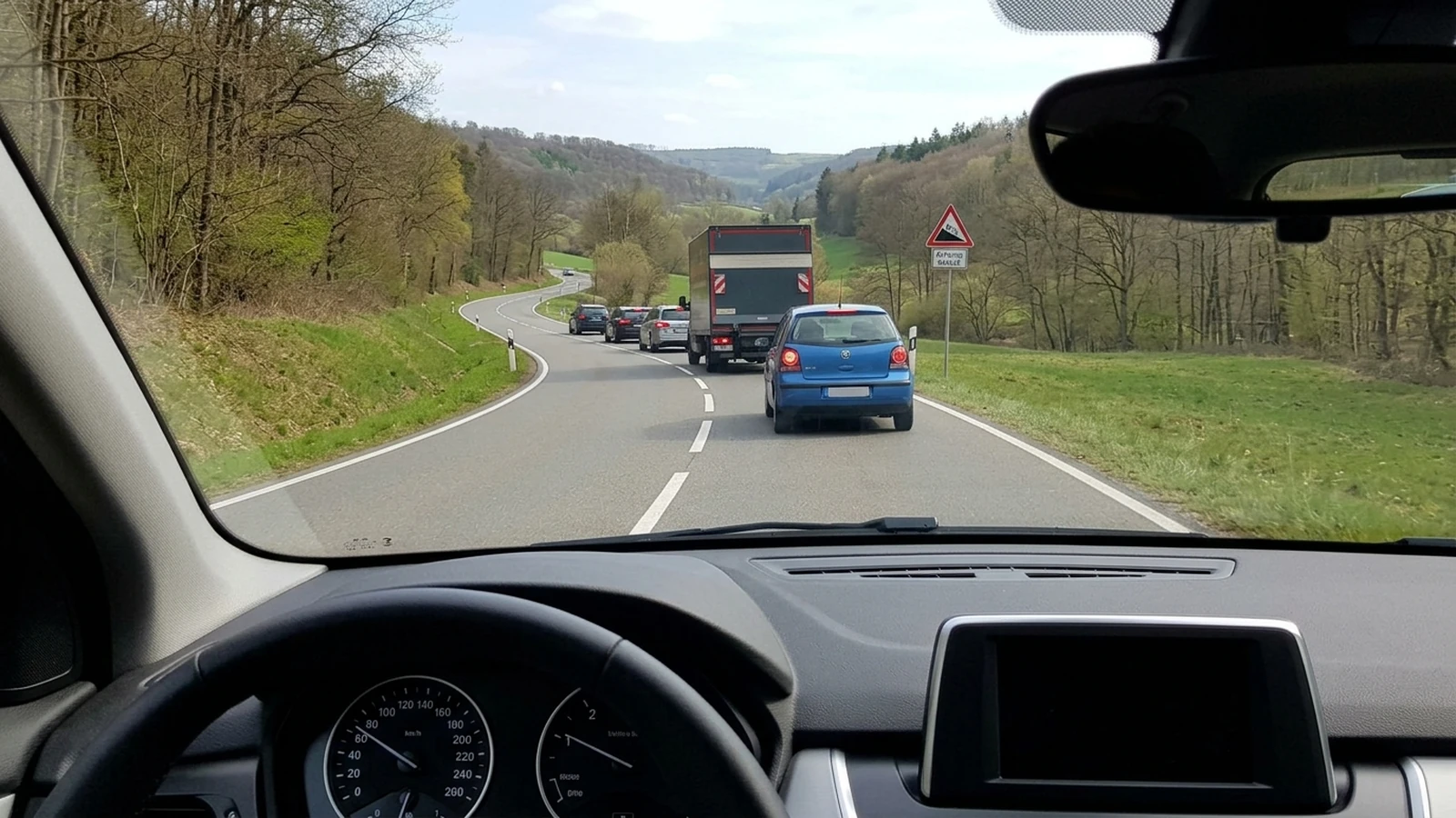 Gefälle und langsamer Verkehr