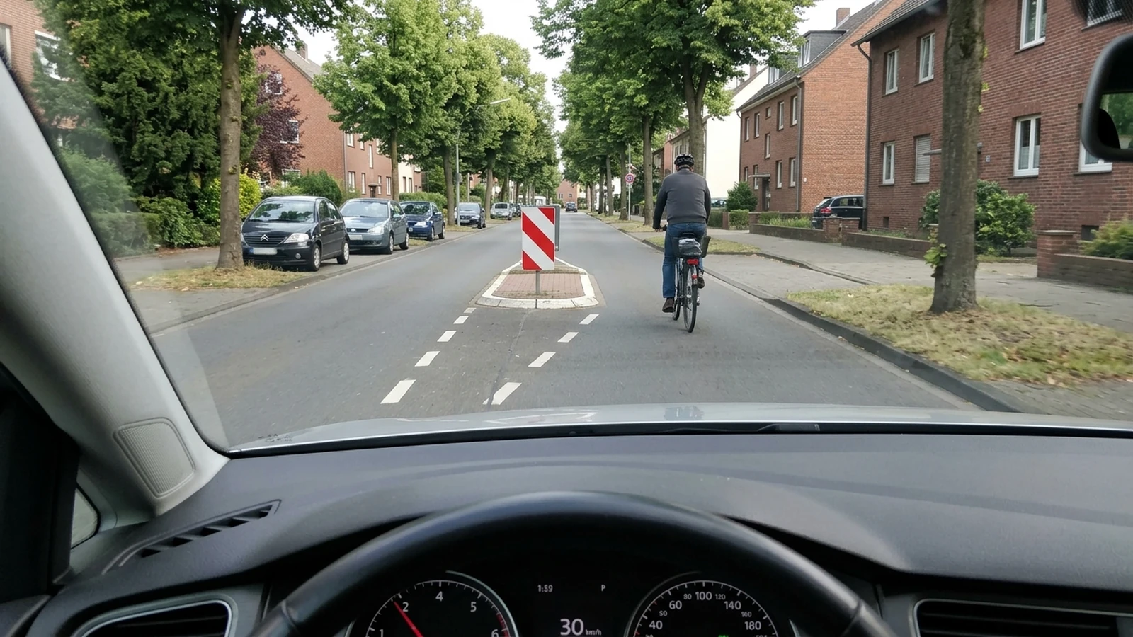 Radfahrer und Verkehrsinsel