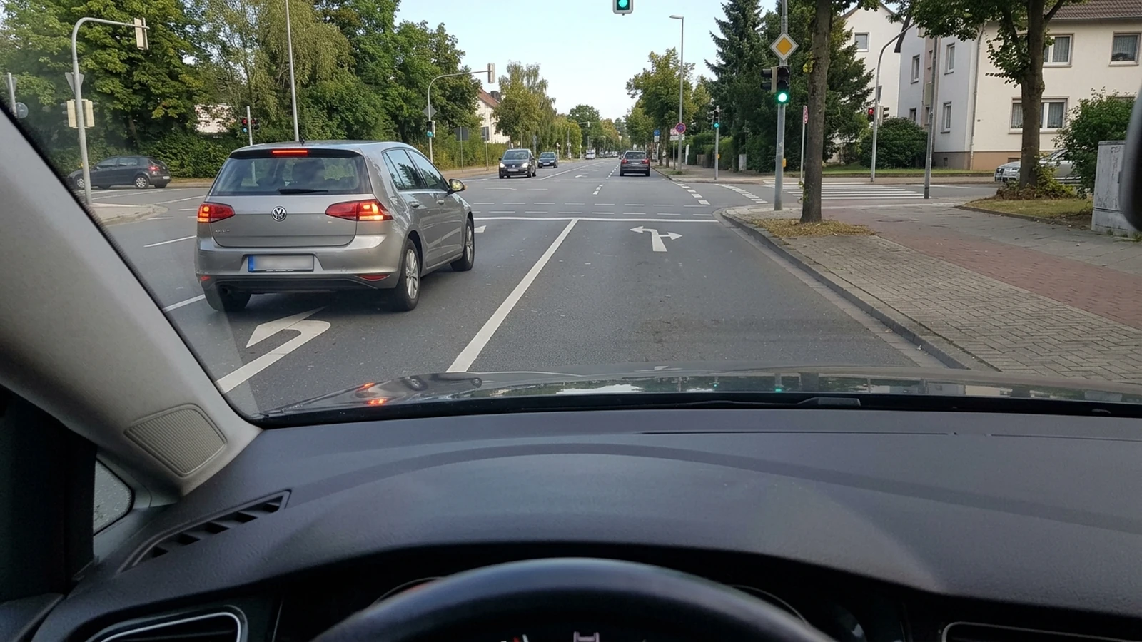 Linksabbieger vor dir